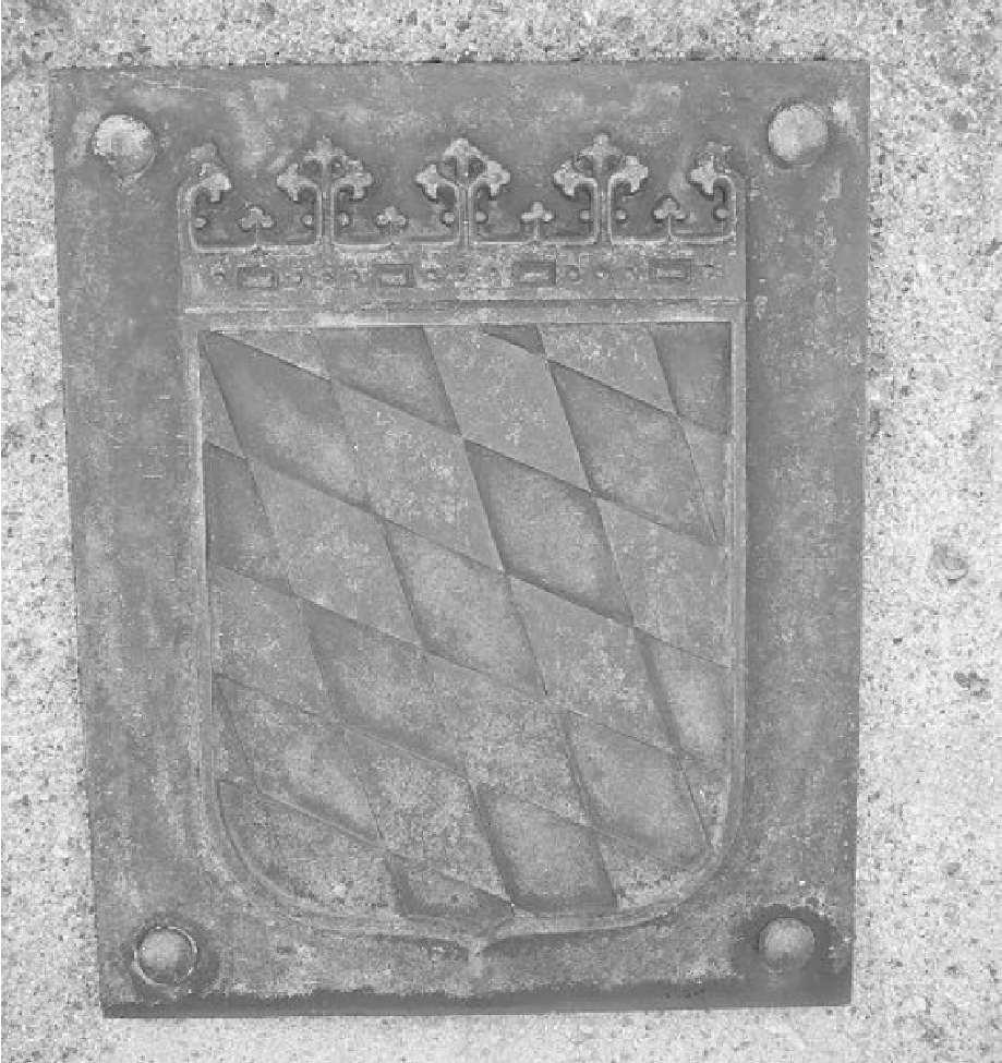 Heute befinden sich im Geländer an beiden Enden der Illerbrücke Bronzereliefs mit den einfachen Wappen Württembergs (links) und Bayerns.
