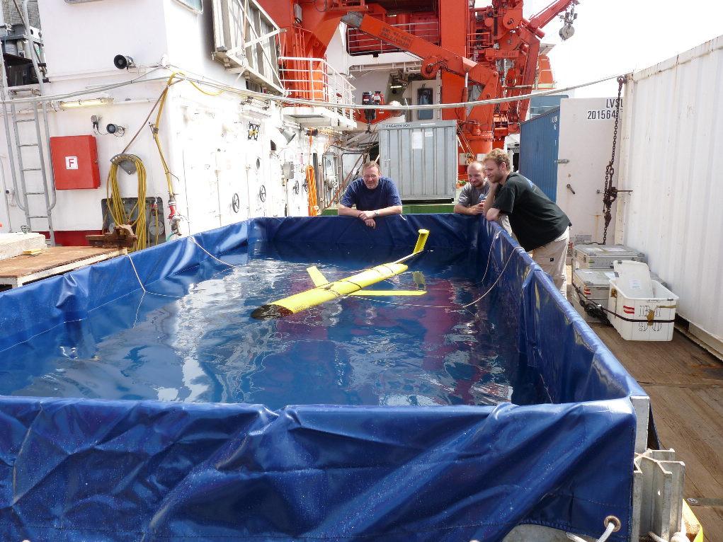 sammeln, indem er durch Änderungen von Volumen und Neigung im Wasser bis zu 1000 m tief taucht, danach wieder auftaucht und seine Daten und seine Position via Satellit nach Kiel übermittelt.