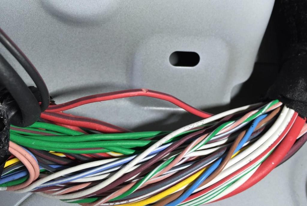 Sichern Sie nach Anschluss der Kabel mittels Isolierband oder Kabelbinder um die Verbindungen gegen unbeabsichtigtes lösen zu sichern Suchen Sie das rot/braune Kabel mit 3mm Durchmesser