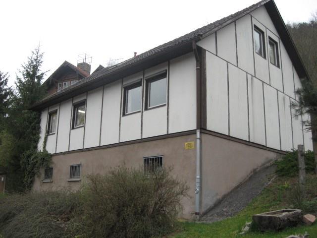 2 Bürogebäude Das Bürogebäude (Baujahr 1975) wurde im Stil eines Einfamilienwohnhauses aus Holzfertigteilen mit