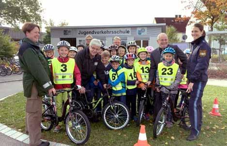 Kreisverkehrswacht Schweinfurt e.v. Laufend Radfahren lernen Die Verkehrswacht Schweinfurt hat für alle 65 Kindergärten im Landkreis und 28 Einrichtungen in der Stadt Schweinfurt jeweils zwei Laufräder angeschafft.
