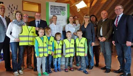 Kreisverkehrswacht Straubing e.v. Warnwesten für Kindergärten im Landkreis Perfekt ausgestattet mit den neuen Warnwesten, die sie im Straßenverkehr leichter erkennbar machen, empfing am 25.10.