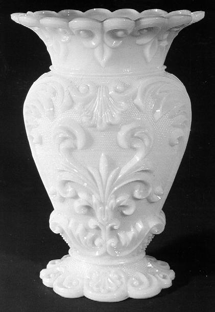 1999-5/155 Vase mit Ranken und Sablée opak-weißes Pressglas, H 16,1 cm aus Neuwirth 1993, S. 149, Abb. 116 Baccarat, vor 1837 (wg. Eintrag im Inventar) s. MB Launay, Hautin & Cie.