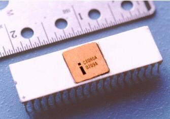 Hardware Geschichtliches zu Mikroprozessoren (1) 1971 Der erste Ein-Chip Mikroprozessor 0.