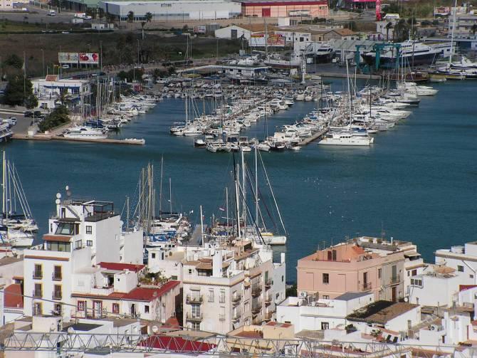 Von einer Nekropole und Museum in Ibiza-Stadt Pizzeria aus, kann ich den weitläufigen Hafen gut überblicken.