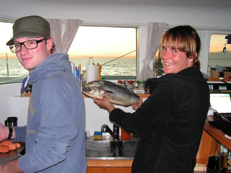 Rechts: Patricia und Hanno bereiten die Makrele Delphine im Fadenkreuz der
