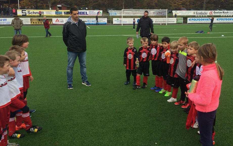 Michael Peukert und Stefan Alfes kümmern sich um die kleinen Fußballerinnen und Fußballer, vermitteln ihnen die ersten