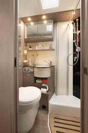 MehrBadkomfort Die Badezimmer sind mit viel Holzdekor und eleganten Hochglanzwaschbecken nicht nur sehr wohnlich gestaltet, sie trumpfen auch mit hoher Praktikabilität auf: Große Spiegelflächen,