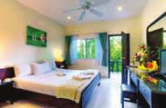 Das Hotel bietet einen Biergarten und ein Restaurant inmitten eines tropischen und ruhigen Gartens.