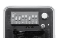 5 6 1. Auf der Rückseite des Funk-Schalters befindet sich eine kleine Klappe die sich nach dem Aufschrauben drehen lässt. Darunter sind, ebenso wie im Funk-Sender, Codier-Schalter zu sehen. 2.