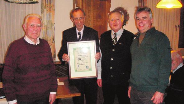 Für sein 50-jähriges Engagement wurde der Ehrendirigent des Vereins Herbert Ferber vereinsintern mit einem kleinen Geschenk und einer Urkunde geehrt.