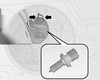 128 Fahrzeugwartung 3. Den Kabelclip öffnen und die Glühlampe vom Reflektor entfernen. 3. Den Kabelclip öffnen und die Glühlampe vom Reflektor entfernen. Standlicht 1.