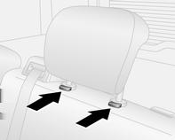 32 Sitze, Rückhaltesysteme Kopfstützen der Rücksitze Höheneinstellung Kopfstütze nach oben ziehen bzw. die Rastfedern durch Drücken entriegeln und die Kopfstütze nach unten schieben.
