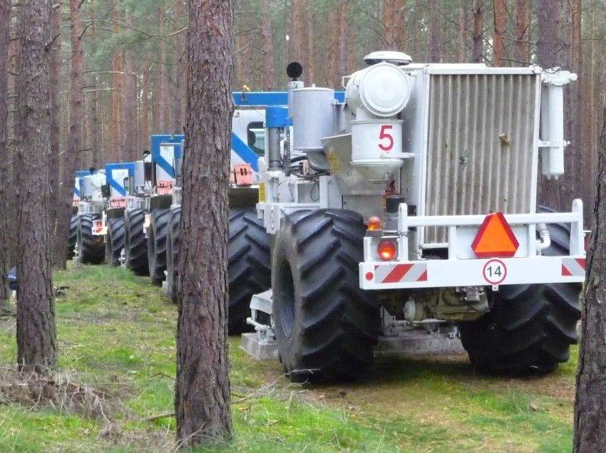 Seismischer Vibrator: Die 22 Tonnen schweren Fahrzeuge versetzen den