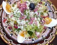 Portion 3,90 Hirtensalat 4 (Salatvariation mit Käse, Schinkenstreifen, Tomaten, Gurken,Möhren, Mais, Paprika, Ei und Hausdressing) Shpherd s Salad, lettuce, feta, ham,
