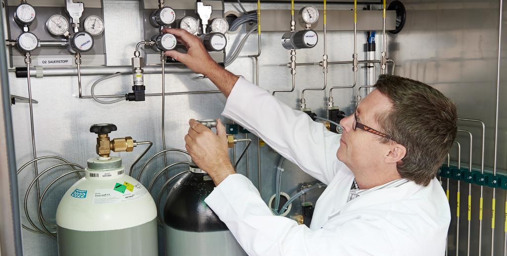 Armaturen Flaschendruckregler und Gasversorgungssysteme für Spezialgase Gase werden üblicherweise in geeigneten Behältern unter Druck gespeichert.