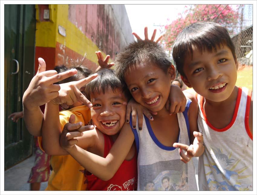 Bild der Woche Ein Blick über die Grenzen Taiwans: Gleich in welchem Land Asiens die Kinder freuen sich, wenn ein Fotograf vorbei kommt und posieren begeistert.