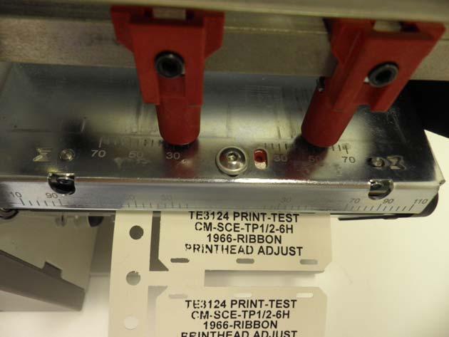 3. Druckkopf-Ausrichtung. Sind die Andruckstempel korrekt positioniert, legen Sie das für den Thermotransferdruck empfohlene und das Produkt geeignete Farbband ein.