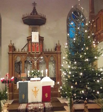 Die Fotos sind rückblickend ein HERZLICHES DANKESCHÖN an alle, die uns diese schönen Weihnachtskirchen ermöglicht haben: mit der Spende des Baumes, mit dem Aufstellen und Schmücken und