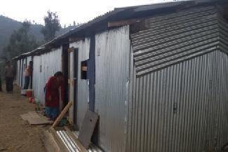 ) Sindhupalchok Distrikt: Provisorisch errichtete Lern-Zentren (TLC) Die meisten Schulen, die wir unterstützen, sind durch die