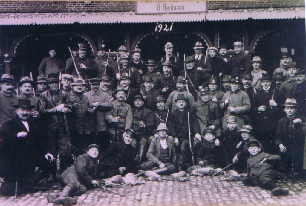 Treibjagdsabschluss der Groß Flintbeker Jagdpächter 1921 in Heitmanns Gasthof in Voorde; vier Sitzende in der Mitte: