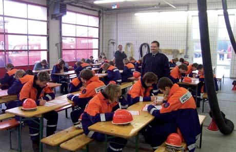 Jugendfeuerwehr im Landkreis Feuerwehrjugend zeigt ihr Können beim Wissenstest Mit dem Thema Erste Hilfe musste sich die Feuerwehrjugend beim diesjährigen Wissenstest auseinandersetzten.