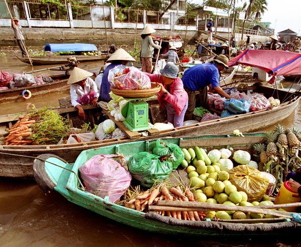 8. Reisetag: Saigon / Ausflug ins Mekongdelta Es gibt kaum einen Ort, wo die Bananen süßer und die Ananas saftiger schmecken als im Mekongdelta, das auch als Vietnams 'Brot-Korb' bezeichnet wird.