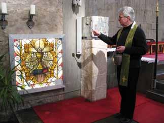 Über viele Jahre zierte das Motiv des Kelches mit der Hostie als Symbol der Eucharistie das Wohnzimmer Herr und Frau Bullacher übergaben das Kirchenfensterbild als Geschenk an die Pfarrgemeinde von