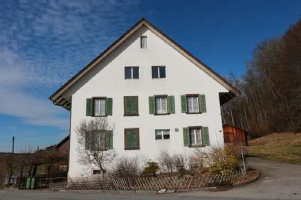 AUF EINEN BLICK Das im Jahre 1868 erbaute Wohnhaus mit freistehender Scheune und Wagenschopf liegt im Weiler Schonau,
