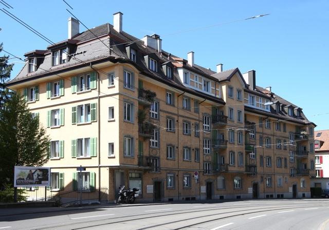 In dieser Liegenschaft an der Fochstrasse in Zürich wurden das Dach und