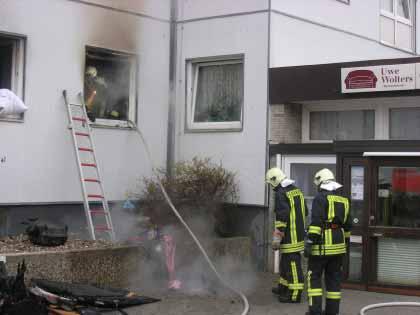Zimmerbrand in Oldenburg: Eine vierköpfige Familie kann sich noch ins Freie retten. Lensahn: Ein altes Reetdachhaus wird durch ein Feuer zerstört. Dichter Rauch erschwerte die Löscharbeiten.