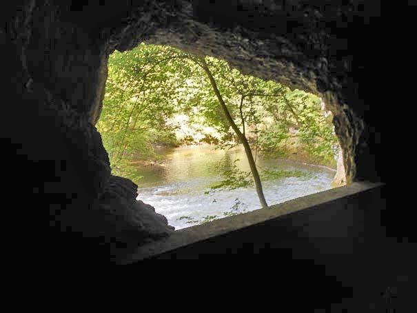 Und zum Schluss kurz vor Boudry: Ein Tunnel-Fenster mit einer Perspektive, die bestimmt auch van Gogh inspiriert hätte ;-) Fazit dieser Wanderung: Die Kombination Creux du Van und Areuse-Schlucht