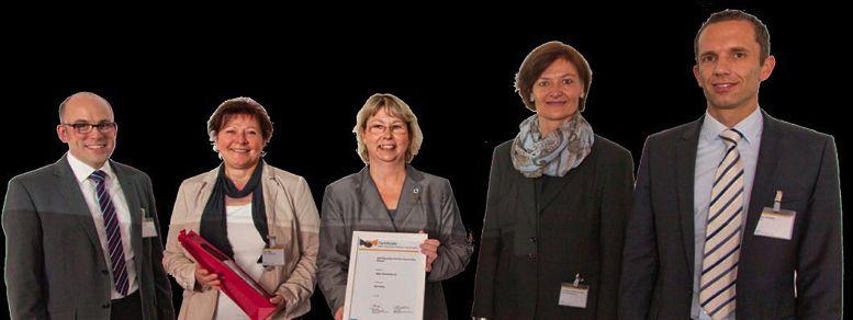 com Weiterbildungsspezialist WBS Training erhält Education Partner Award 2012 der SAP Ausgezeichnete Trainings Freudige Gesichter beim SAP-Bildungspartner WBS Training (v. l.