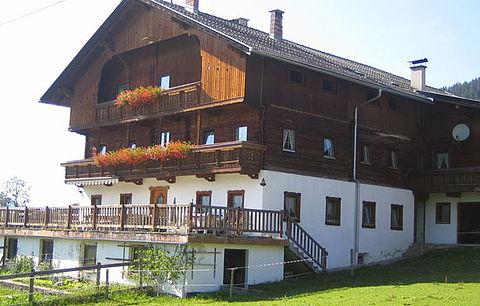 Dieses Selbstversorgerhaus befindet sich in sonniger, ruhiger Lage abseits des Ortes Achenkirch, umgeben von Wiesen und Wäldern, etwa 5 km vom Achensee entfernt.