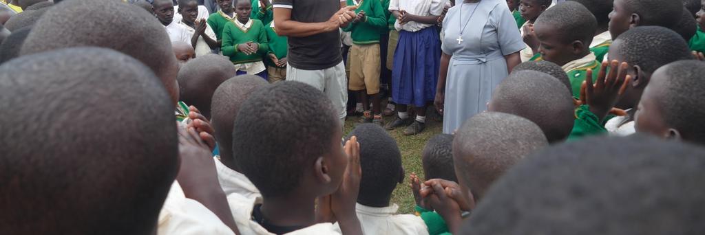 und so zeigt Clemens Mulokozi in der Mugana B Schule wie Händewaschen funktioniert und warum es so wichtig ist dies zu