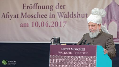 Seine Heiligkeit, Hadhrat Mirza Masroor Ahmad ABA, spricht anlässlich der Eröffnung der Baitul Aafiyat Moschee. Dies ist die fünfzigste Moschee der Ahmadiyya Muslim Jamaat KdöR in Deutschland.