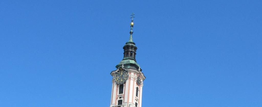 Zwischen Überlingen und Meersburg leuchtet die altrosa-weiße Fassade der Wallfahrtskirche Birnau weit über den Bodensee.