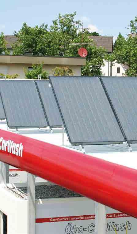 Hocheffiziente Solar-Thermie-Kollektoren werden auf dem Flachdach der SB-CarWash Anlage in Sonnenrichtung installiert.