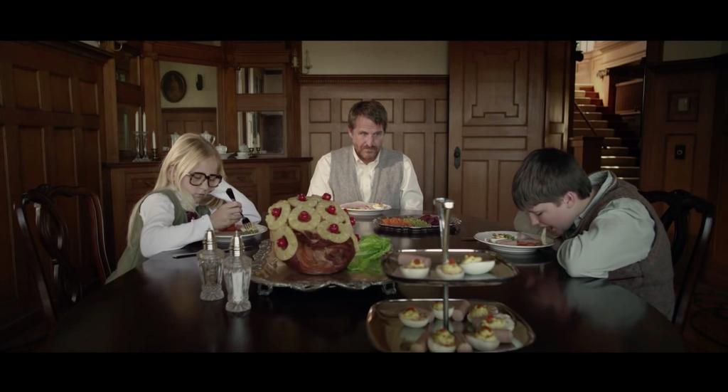 Halbtotal Mann, Mädchen, Junge sitzen bei gedecktem Tisch Junge spuckt Essen aus Die Stimmung scheint zu kippen