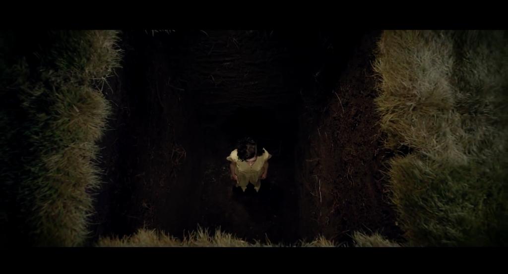 9 2:19- Die Frau steht wieder im 3:17 Total Erdloch/Höhle, Kamera bewegt sich von ihr nach oben weg; es handelt sich bei dem Loch um ein riesengroßes Grab, sie steht in der Mitte davon halbtotal