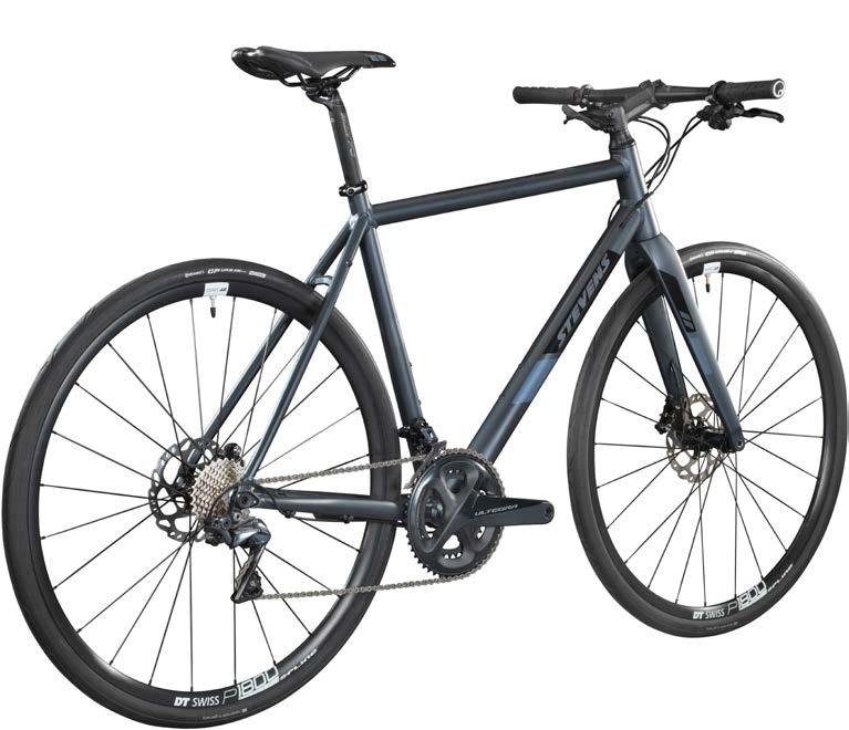 URBAN STRADA 1000 3. 1. FEATURES // 1. EDLER FLITZER Dank Vollcarbon-Gabel und feinem Komponenten-Mix wiegt das Strada 1000 Disc nur 8.8 kg. Das ist Understatement pur, zumindest im Stand. 2.