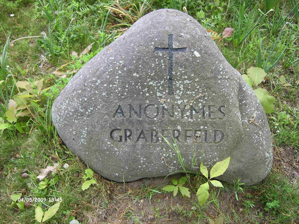 Auf dem Gräberfeld ist das Aufstellen von Grabzeichen nicht erlaubt.