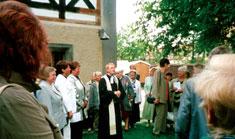 Eine Tradition der Kirche stellt sich vor: Jubelkonfirmation Jedes Jahr zum Trinitatisfest - also eine Woche nach Pfingsten - erlebt der Pfarrhof eine spannende Szene: Früh, zeitig, gegen 9 Uhr