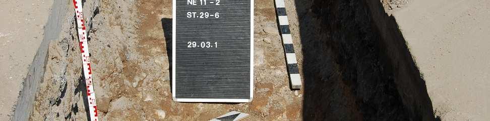 2 m unter heutiger Oberfläche auf einem 1,7m breiten Basaltfundament auf.