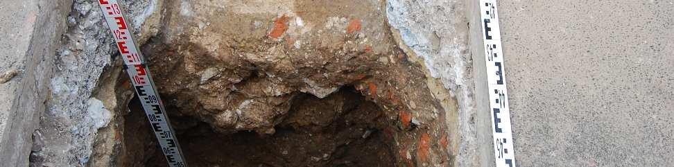 nordsüdlich verlaufendes Mischmauerwerk aus Basalten, Tuffen
