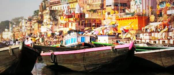 9. Tag VARANASI Begrüßen Sie den neuen Tag bei einer morgendlichen Bootsfahrt auf dem Ganges.