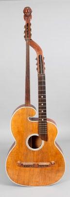 151 Archtop-Gitarre 20 1950er Jahre, gemarkt Maccaferri, komplett aus Kunststoff gefertigt, rotbraunes Bakelit in Schildpattoptik,