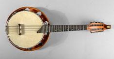 169 Mandolinen-Banjo 20 Klingenthal, um 1920, Korpus aus Ahorn, verchromte Beschläge, am Kopf goldene Plakette mit graviertem Besitzermonogramm, achtsaitiges Instrument in