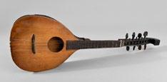 174 Elite-Banjo 20 Frankreich, 1920er Jahre, Doppelinstrument, gemarkt mit Brandstempel, Tenor- und Mandolinen-Banjo in einem Stück, achteckiger Korpus mit Verkleidung aus