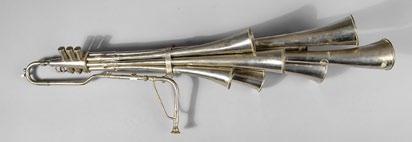 345 Schalmei 20 sogenanntes Martinshorn, Max B. Martin, Deutsche Signal-Instrumenten-Fabrik Markneukirchen 1920, Messing vernickelt, achtzügig, mit drei Ventilen, überholungsbedürftig, L 98 cm.